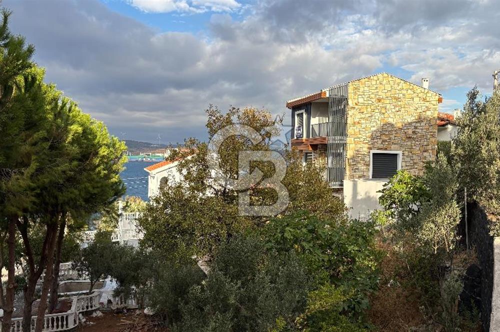 Yenifoça'da Satılık Deniz Manzaralı Tam Müstakil 3+2 Villa