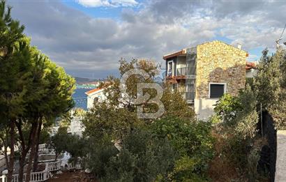 Yenifoça'da Satılık Deniz Manzaralı Tam Müstakil 3+2 Villa