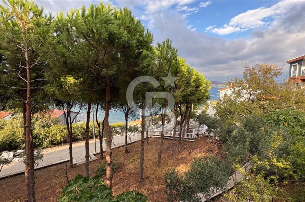 Yenifoça'da Satılık Deniz Manzaralı Tam Müstakil 3+2 Villa