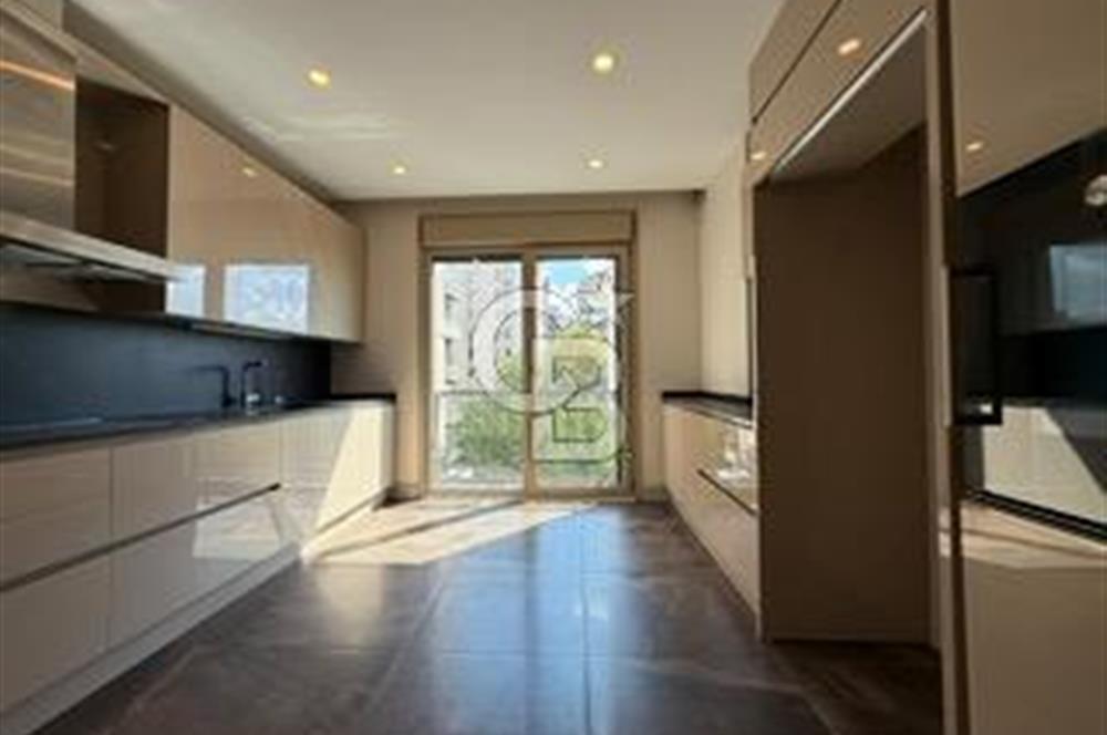 Suadiye Mücahit Sokakta 160 m² 4+1 Geniş ve Ferah Daire