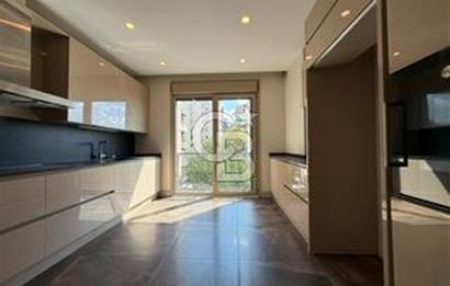 Suadiye Mücahit Sokakta 160 m² 4+1 Geniş ve Ferah Daire