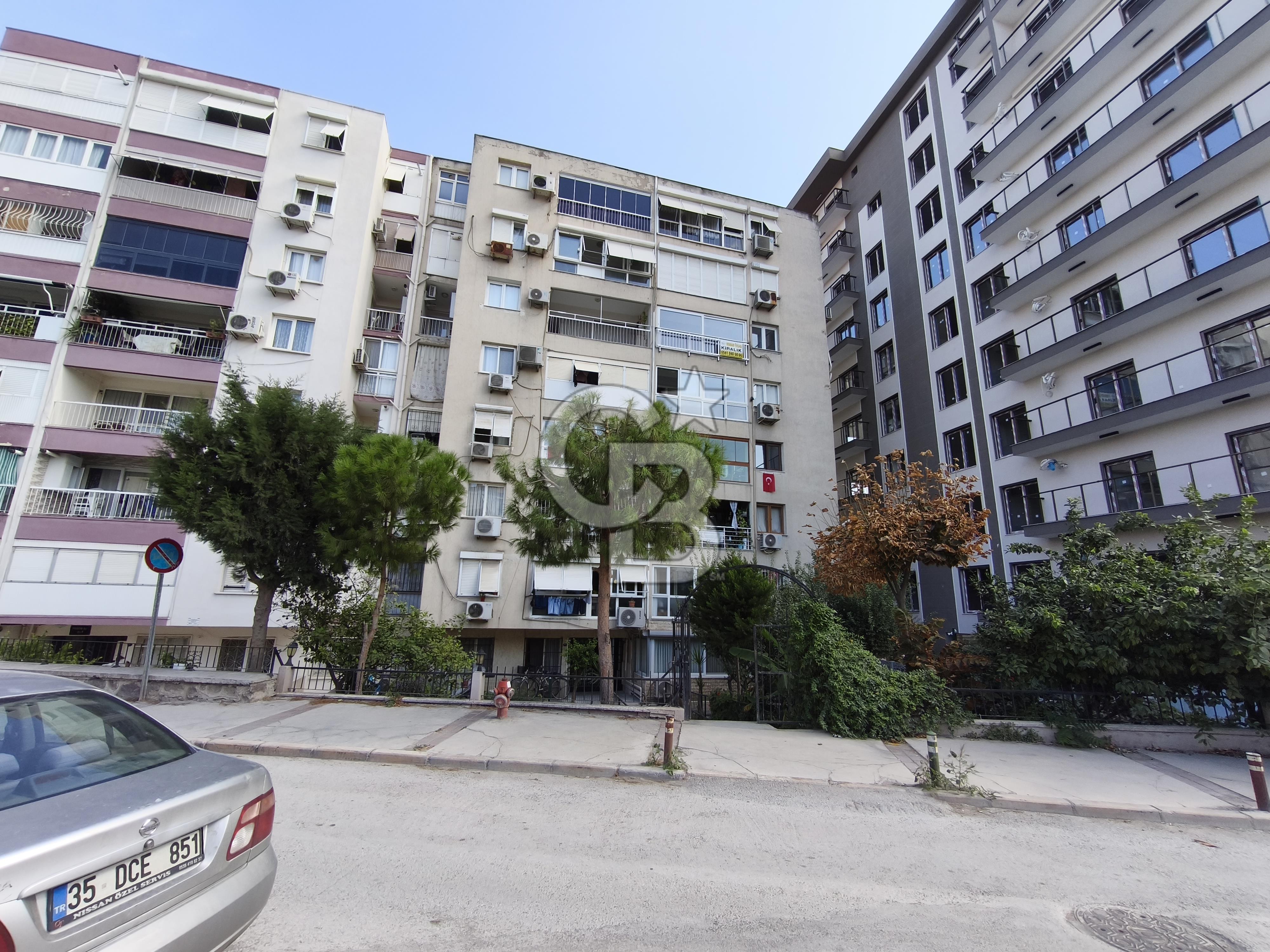 KARŞIYAKA TERSANE'DE İZBAN DURAĞI ÖNÜNDE, ÖNÜ AÇIK 3+1 SATILIK DAİRE