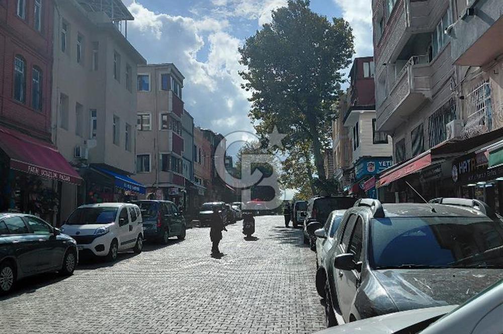 Fatih,Ali Kuşçu mah. MIıhçılar caddesinde Fatih Camiisine komşu konumda Satılık 2+1 Daire