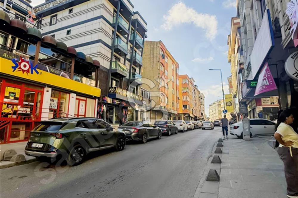 CADDE ÜZERİ YÜRÜYÜŞ YOLUNDA DEVREN KADIN GİYİM MAĞAZASI