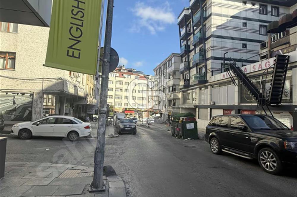 CADDE ÜZERİ YÜRÜYÜŞ YOLUNDA DEVREN KADIN GİYİM MAĞAZASI