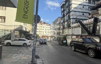 CADDE ÜZERİ YÜRÜYÜŞ YOLUNDA DEVREN KADIN GİYİM MAĞAZASI