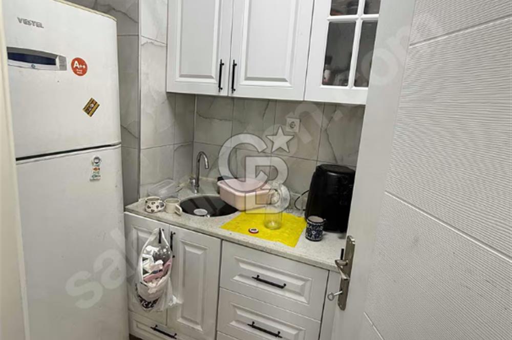 CADDE ÜZERİ YÜRÜYÜŞ YOLUNDA DEVREN KADIN GİYİM MAĞAZASI
