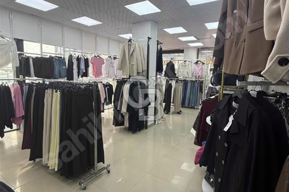 CADDE ÜZERİ YÜRÜYÜŞ YOLUNDA DEVREN KADIN GİYİM MAĞAZASI