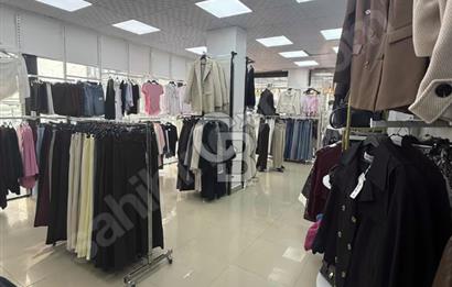 CADDE ÜZERİ YÜRÜYÜŞ YOLUNDA DEVREN KADIN GİYİM MAĞAZASI