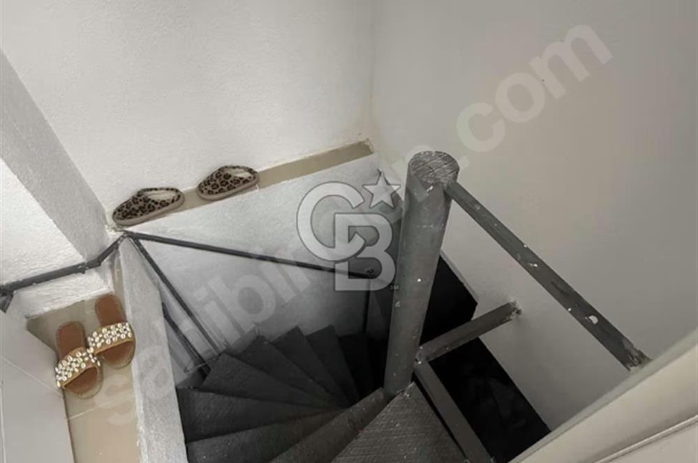 CADDE ÜZERİ YÜRÜYÜŞ YOLUNDA DEVREN KADIN GİYİM MAĞAZASI