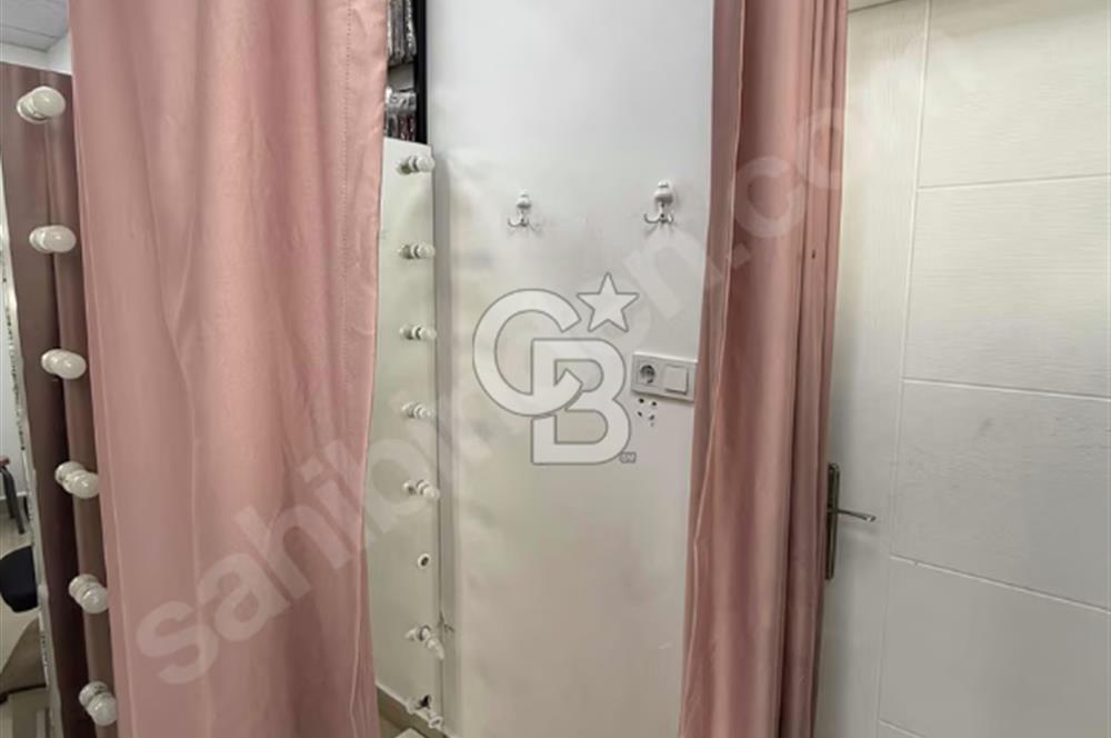 CADDE ÜZERİ YÜRÜYÜŞ YOLUNDA DEVREN KADIN GİYİM MAĞAZASI