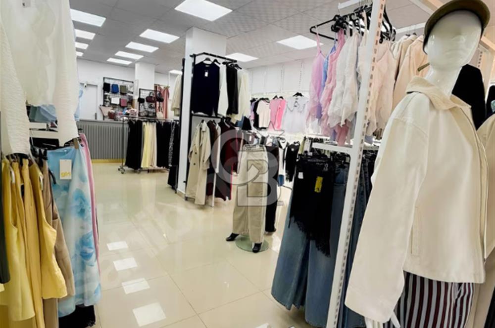 CADDE ÜZERİ YÜRÜYÜŞ YOLUNDA DEVREN KADIN GİYİM MAĞAZASI