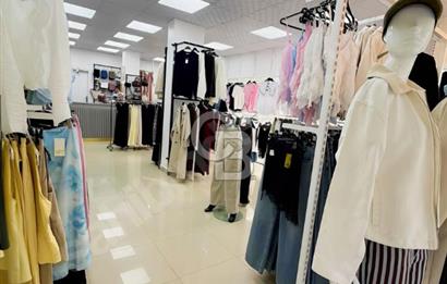 CADDE ÜZERİ YÜRÜYÜŞ YOLUNDA DEVREN KADIN GİYİM MAĞAZASI