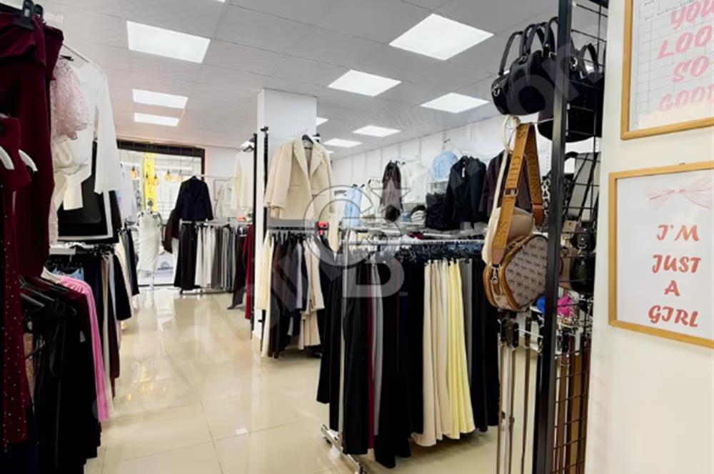 CADDE ÜZERİ YÜRÜYÜŞ YOLUNDA DEVREN KADIN GİYİM MAĞAZASI