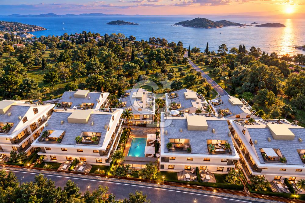 ÇANDARLI'DA 1+1 HAVUZLU GÜVENLİKLİ SİTE'DE SATILIK 55m2 DAİRE
