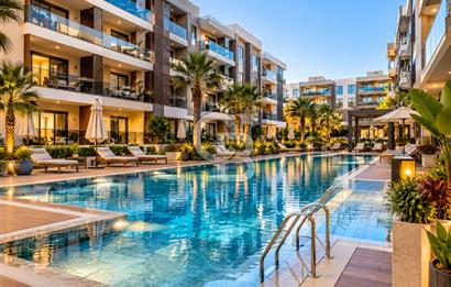 ÇANDARLI'DA 1+1 HAVUZLU GÜVENLİKLİ SİTE'DE SATILIK 55m2 DAİRE