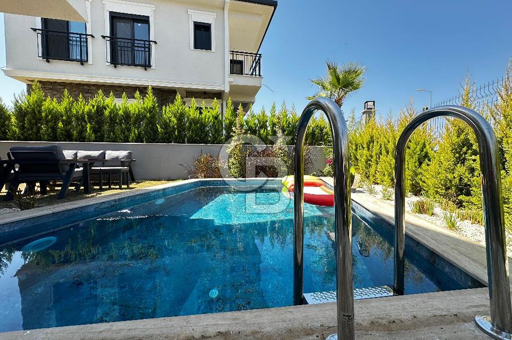 Kuşadası Davutlar’da Havuzlu 4+1 Satılık Lüks Villa 