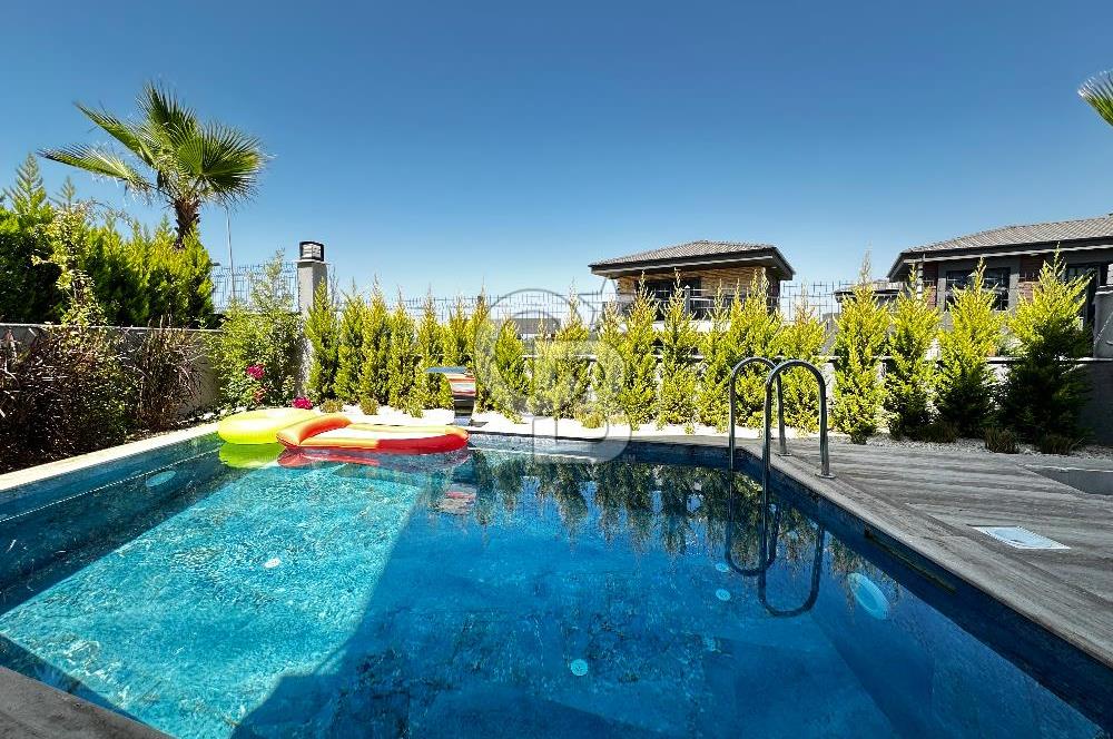 Kuşadası Davutlar’da Havuzlu 4+1 Satılık Lüks Villa 