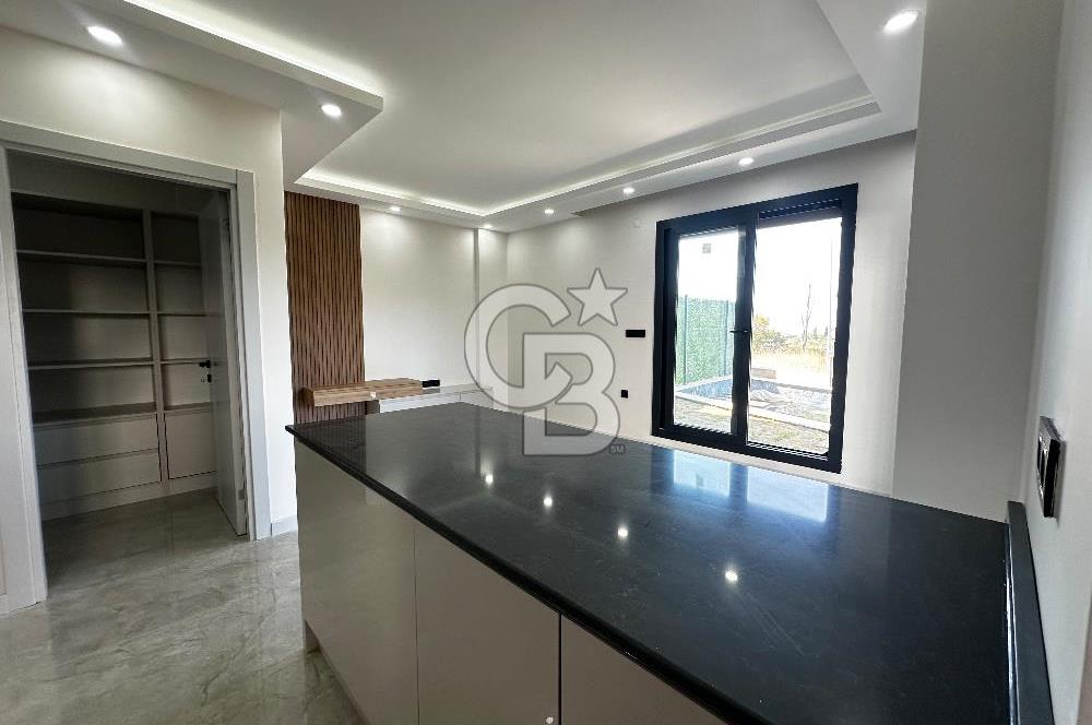 Kuşadası Davutlar’da Havuzlu 4+1 Satılık Lüks Villa 