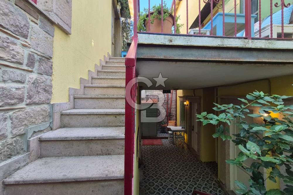 Küçükköy’de Taş Mimarili 6 Oda Kapasiteli Satılık Butik Otel