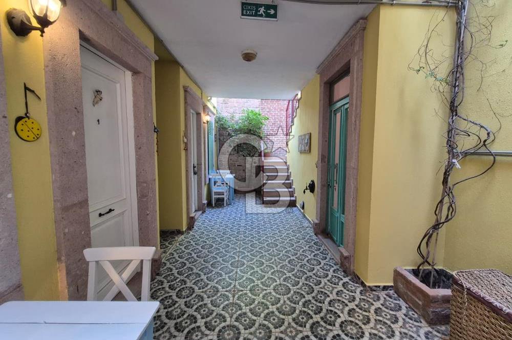 Küçükköy’de Taş Mimarili 6 Oda Kapasiteli Satılık Butik Otel