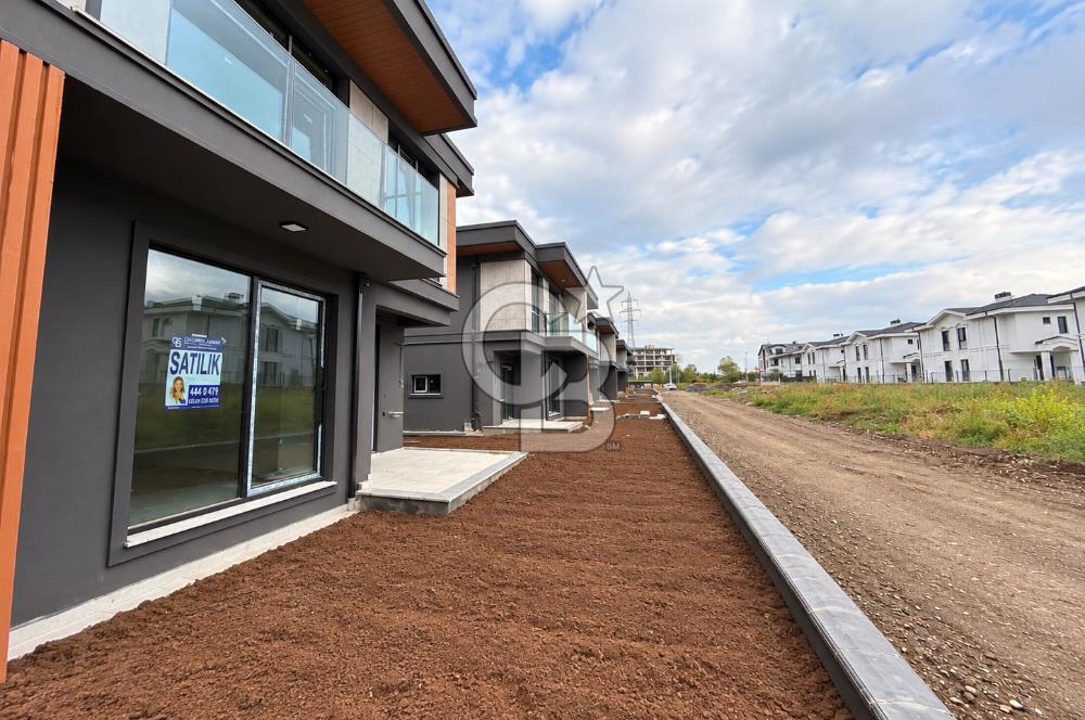 KOCAELİ BAŞİSKELE YENİKÖY MERKEZ SİTE İÇİNDE SATILIK 4+1 VİLLA