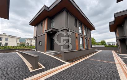 KOCAELİ BAŞİSKELE YENİKÖY MERKEZ SİTE İÇİNDE SATILIK 4+1 VİLLA
