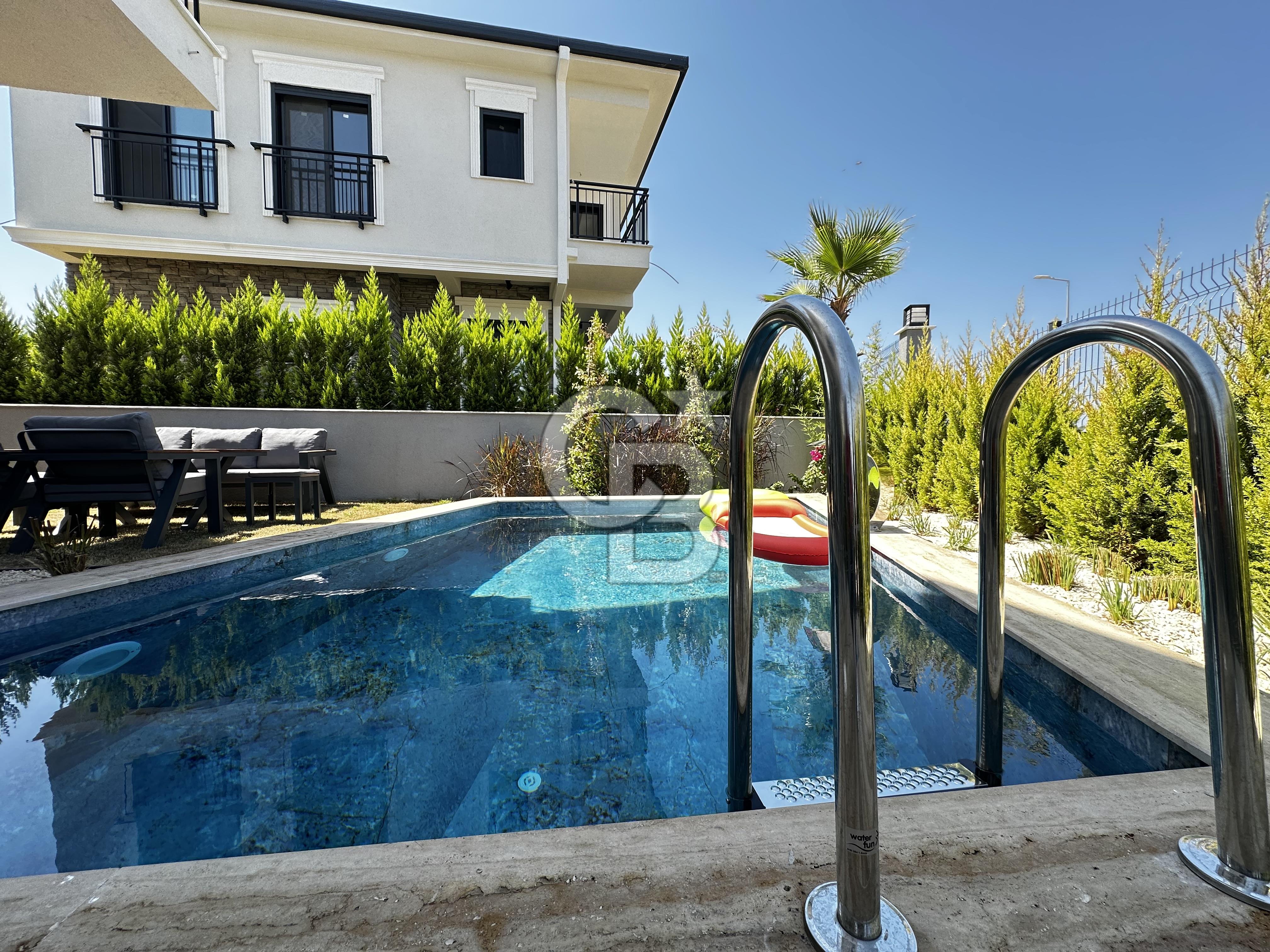 Kuşadası Davutlar’da Havuzlu 4+1 Satılık Lüks Villa 