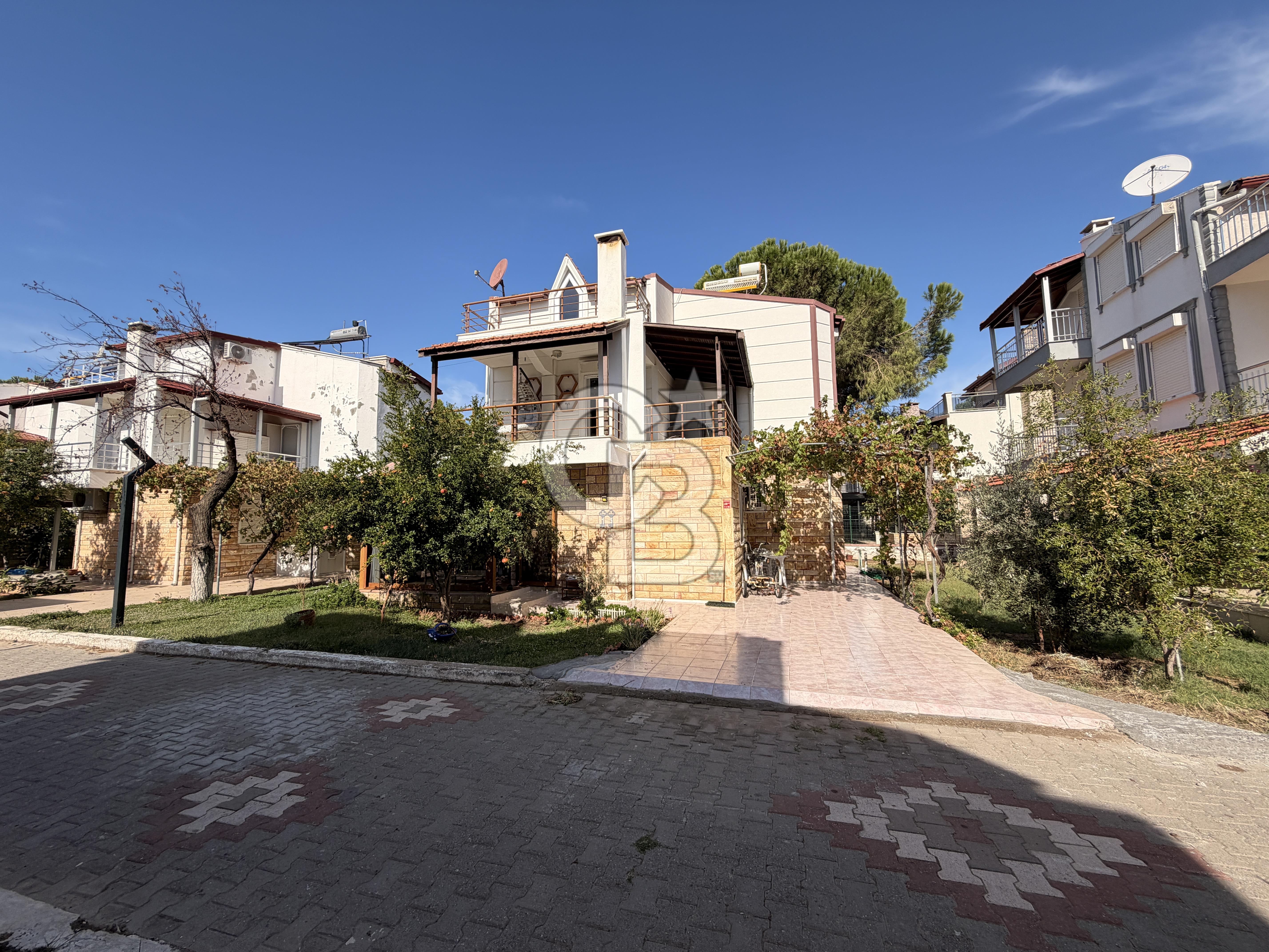 AYVALIK ALTINOVA MANASKENT SİTESİNDE DENİZE 200 METRE 4+1 VİLLA