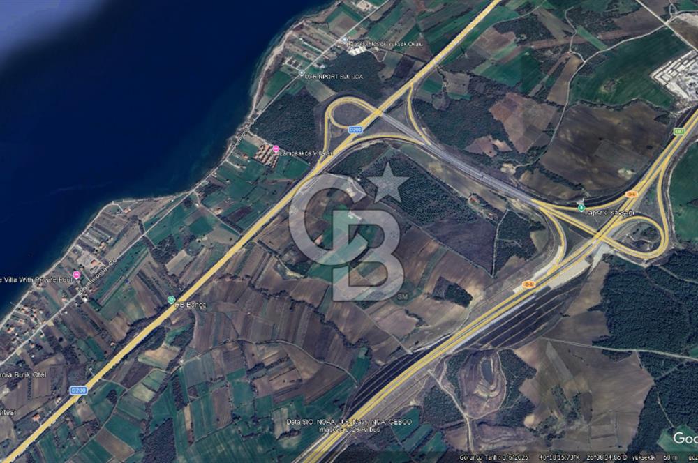 LAPSEKİ SULUCADA YOLA CEPHELİ 2.434 M² SATILIK TARLA