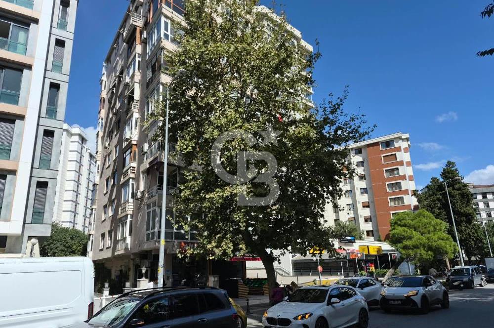 Fenerbahçe'de Fener Kalamış Caddesi Üzerinde Satılık 3+1 Daire