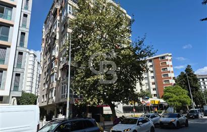 Fenerbahçe'de Fener Kalamış Caddesi Üzerinde Satılık 3+1 Daire