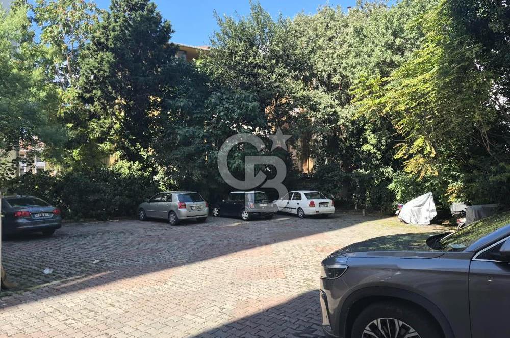 Fenerbahçe'de Fener Kalamış Caddesi Üzerinde Satılık 3+1 Daire