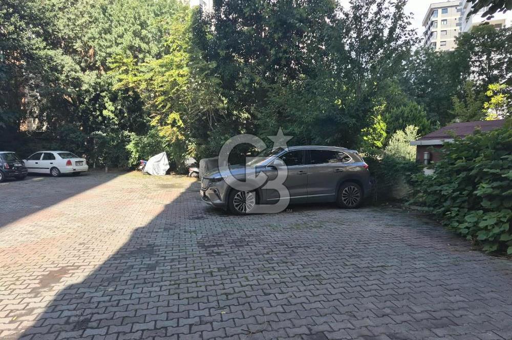 Fenerbahçe'de Fener Kalamış Caddesi Üzerinde Satılık 3+1 Daire