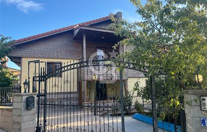 GÖLBAŞI BAHÇELİEVLER’DE SATILIK 980 M² BAHÇELİ, KÖŞE KONUMDA 6+2 VİLLA