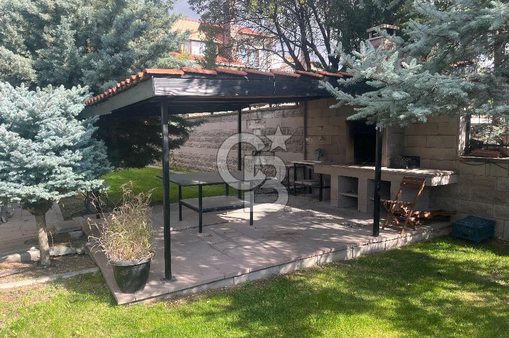 GÖLBAŞI BAHÇELİEVLER’DE SATILIK 980 M² BAHÇELİ, KÖŞE KONUMDA 6+2 VİLLA