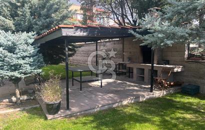 GÖLBAŞI BAHÇELİEVLER’DE SATILIK 980 M² BAHÇELİ, KÖŞE KONUMDA 6+2 VİLLA