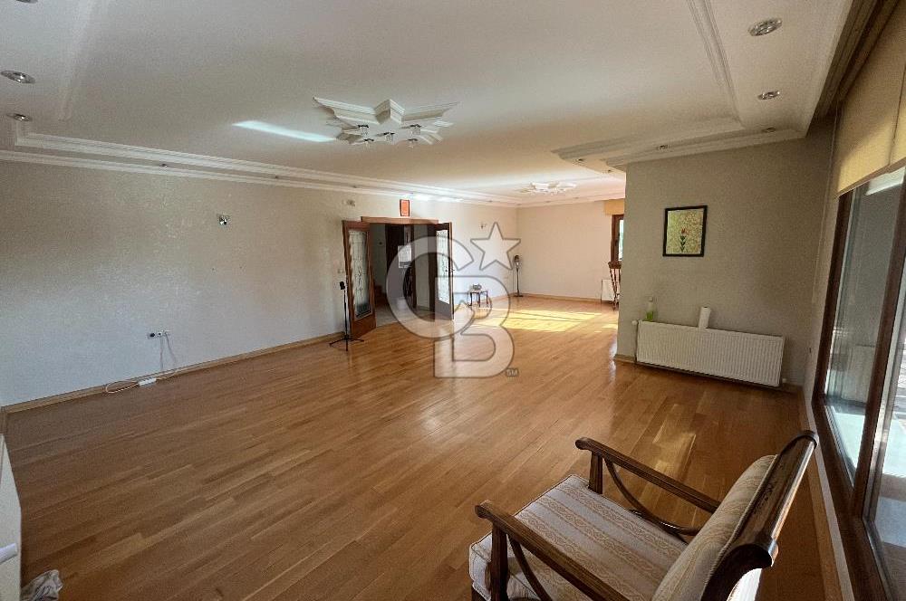 GÖLBAŞI BAHÇELİEVLER’DE SATILIK 980 M² BAHÇELİ, KÖŞE KONUMDA 6+2 VİLLA