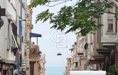 Kadıköy Rıhtım İzzettin Sokakta Bahçeli 3+1 Satılık Daire