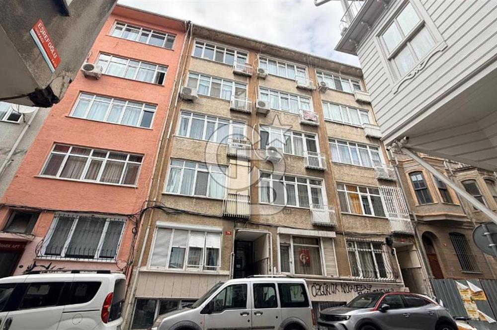 Kadıköy Rıhtım İzzettin Sokakta Bahçeli 3+1 Satılık Daire