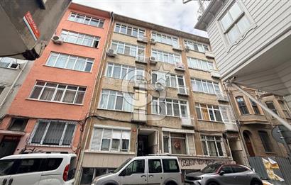 Kadıköy Rıhtım İzzettin Sokakta Bahçeli 3+1 Satılık Daire