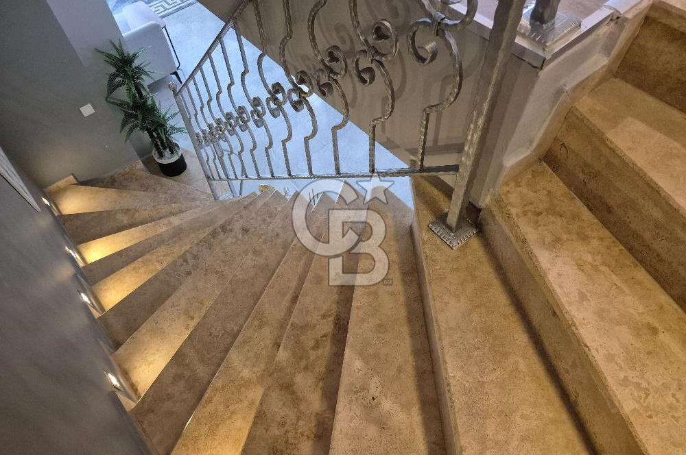 Kuşadası Kadınlar Denizi'nde Deniz Manzaralı 3+1 Villa