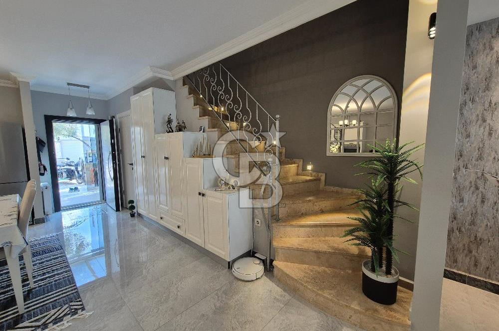 Kuşadası Kadınlar Denizi'nde Deniz Manzaralı 3+1 Villa