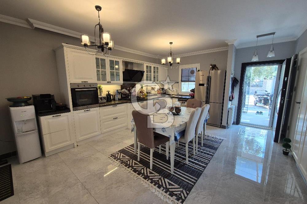 Kuşadası Kadınlar Denizi'nde Deniz Manzaralı 3+1 Villa