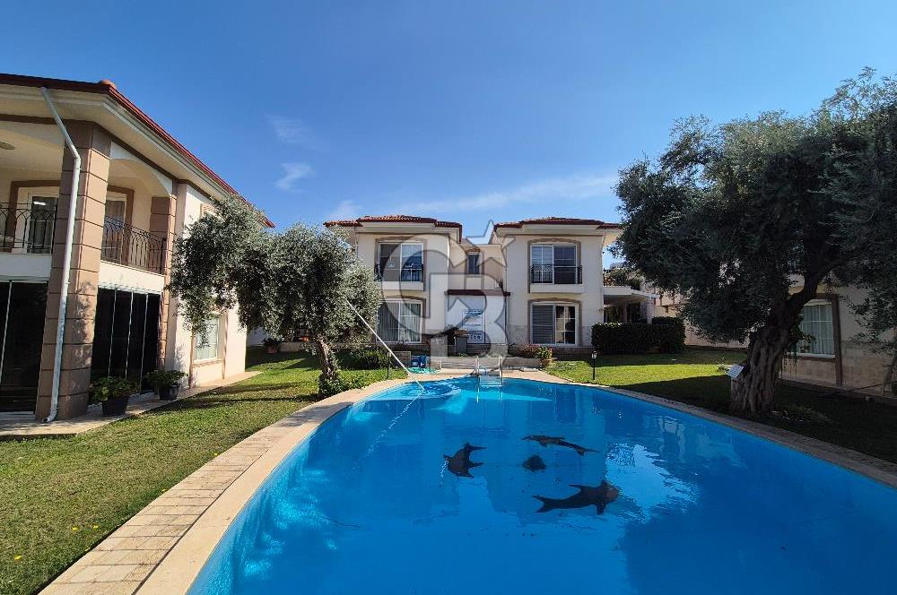 Kuşadası Kadınlar Denizi'nde Deniz Manzaralı 3+1 Villa