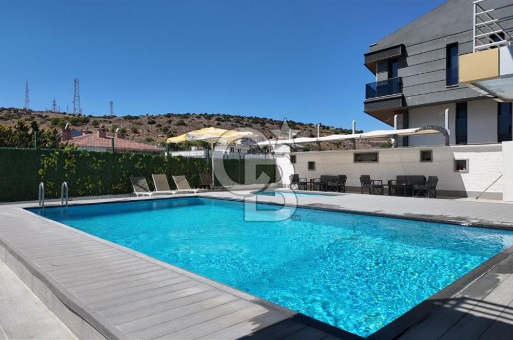 Çeşme Merkezde 36 Odalı Havuzlu 2 Dükkanlı Satılık Otel