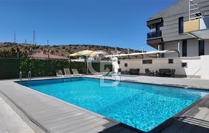 Çeşme Merkezde 36 Odalı Havuzlu 2 Dükkanlı Satılık Otel