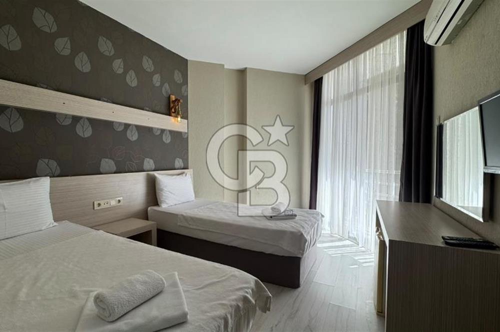 Çeşme Merkezde 36 Odalı Havuzlu 2 Dükkanlı Satılık Otel