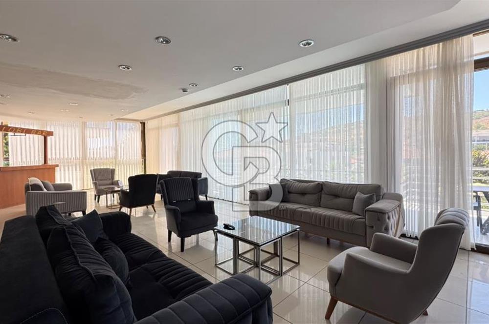 Çeşme Merkezde 36 Odalı Havuzlu 2 Dükkanlı Satılık Otel