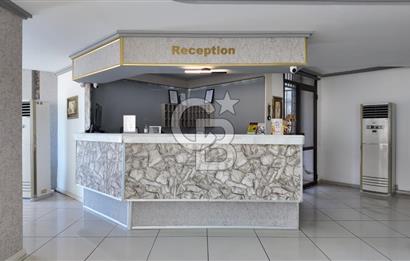 Çeşme Merkezde 36 Odalı Havuzlu 2 Dükkanlı Satılık Otel